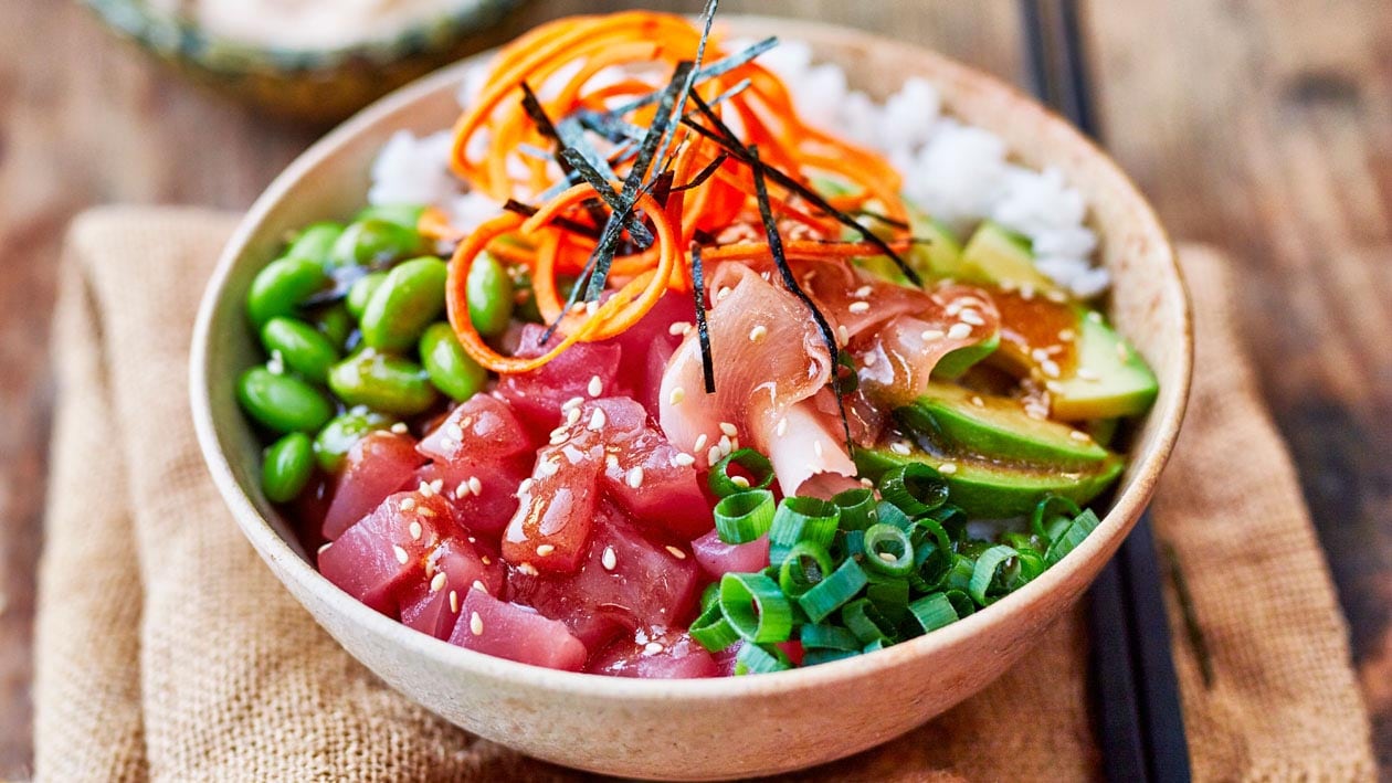 Poké bowl met tonijn en togarashi mayonaise